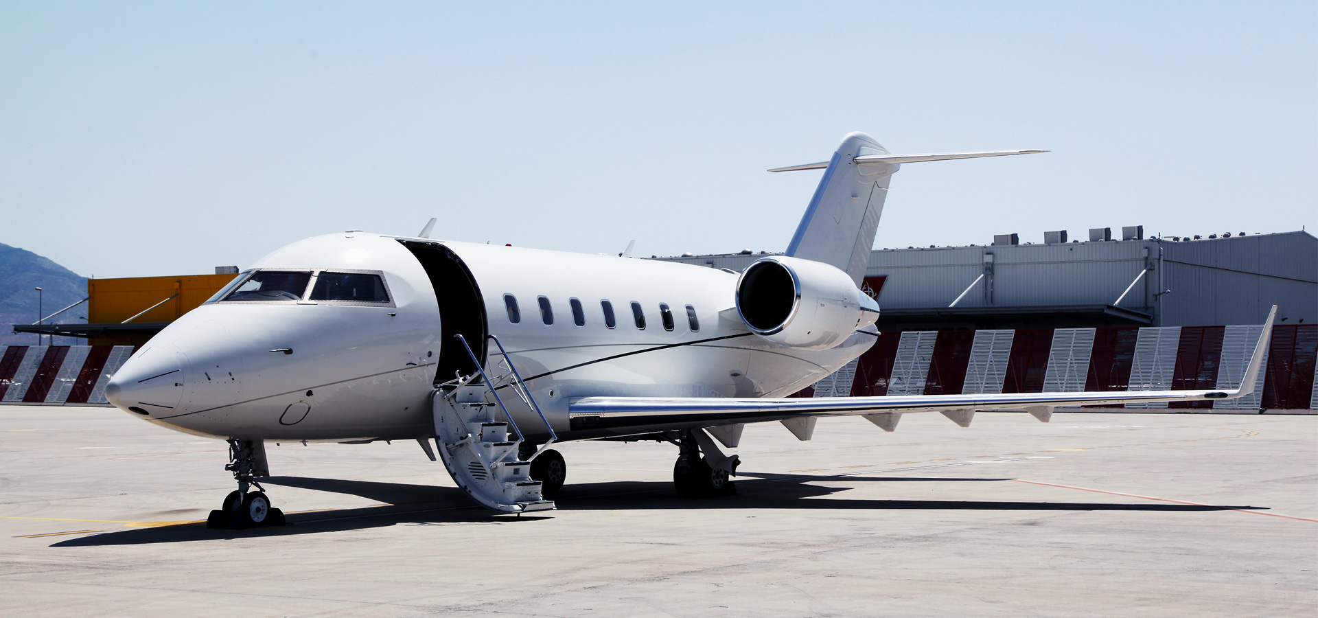 Challenger 605 parked front