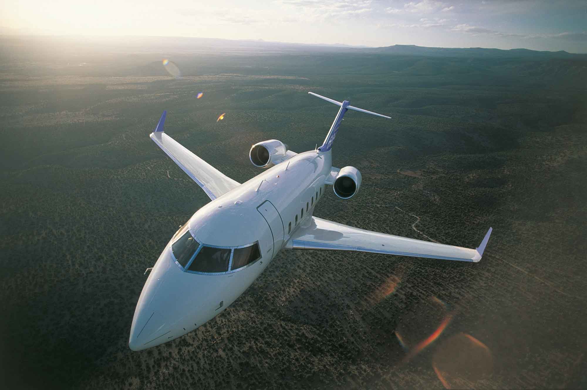 Challenger 605 flying front
